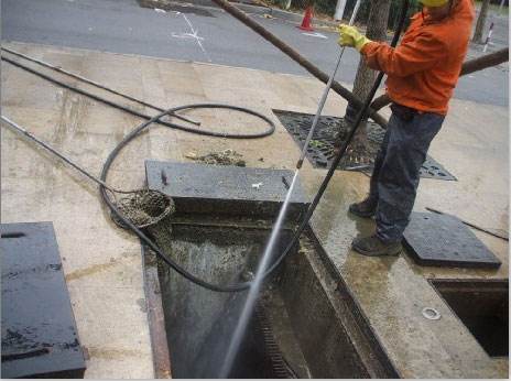 竞秀池底污泥如何清理